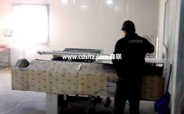 家具UV噴涂設備生產(chǎn)線自動對齊除塵輸送.jpg 家具UV噴涂設備生產(chǎn)線自動對齊除塵輸送.jpg
