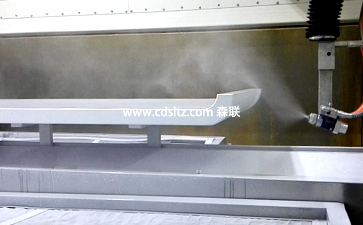 家具UV噴涂設備生產(chǎn)線家具邊部UV自動噴涂.jpg 家具UV噴涂設備生產(chǎn)線家具邊部UV自動噴涂.jpg